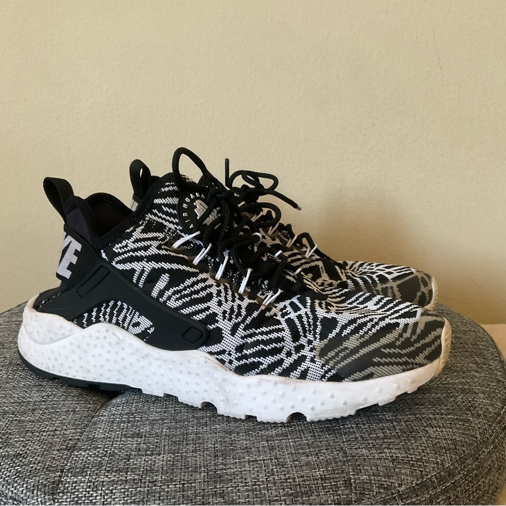 Women’s Nike Air Huarache Run Ultra JACQUARD 'BLACK WHITE' size 7